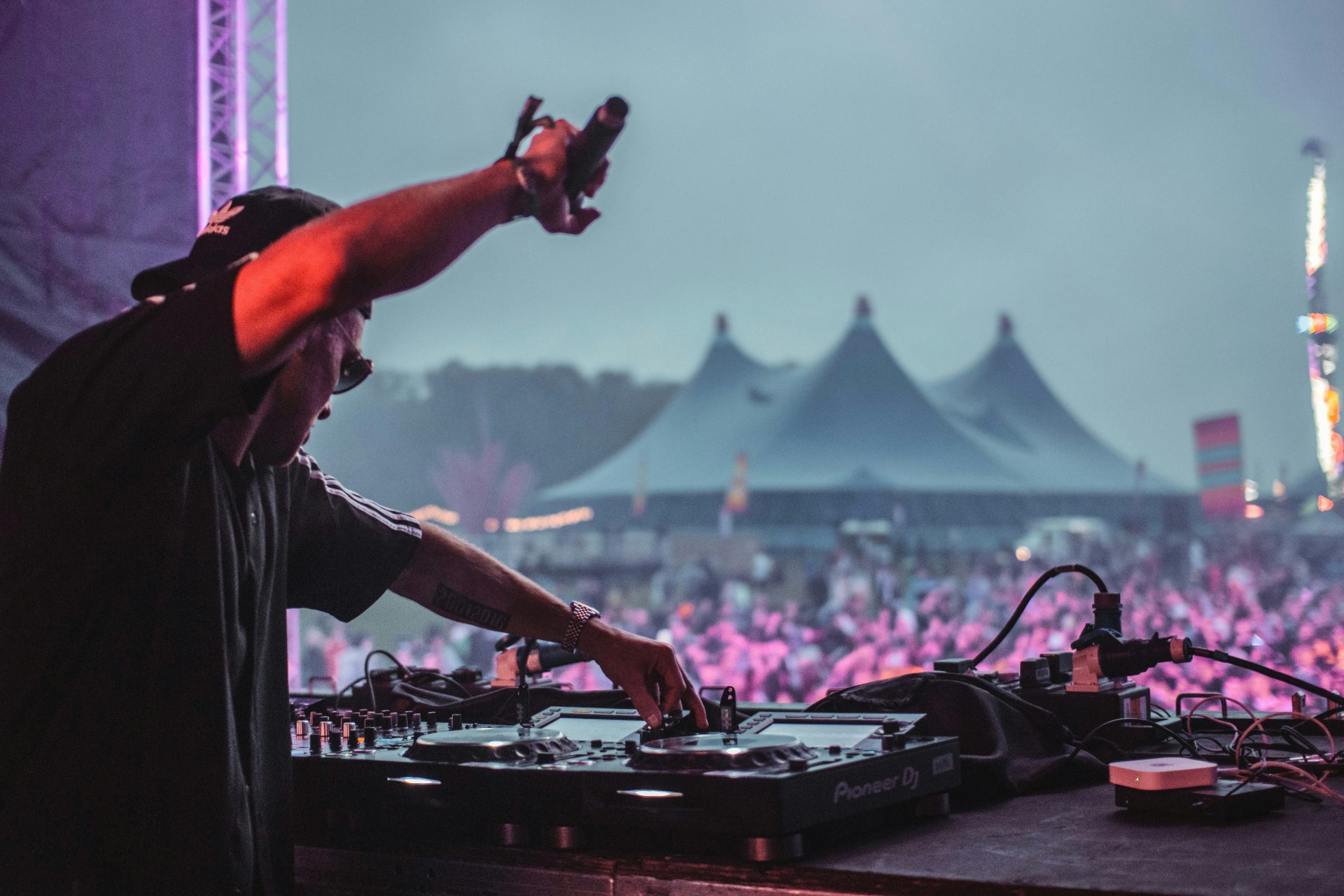 homme en t-shirt gris jouant au mixeur dj