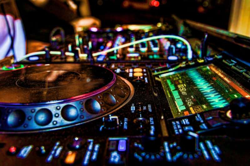 Contrôleur DJ noir en photographie en gros plan